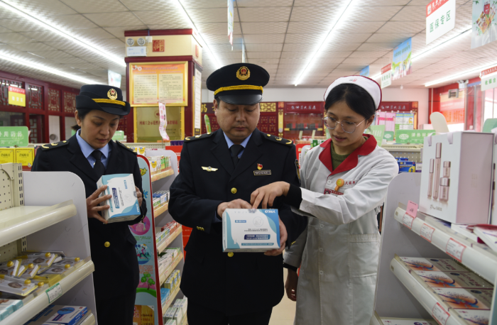 圖為開(kāi)封市龍亭區(qū)市場(chǎng)監(jiān)管部門執(zhí)法人員在一家醫(yī)療器械經(jīng)營(yíng)單位檢查試劑盒的標(biāo)識(shí)標(biāo)簽和購(gòu)進(jìn)情況。