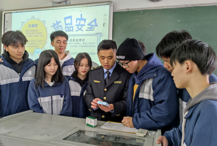 圖為該局工作人員給南豐一家學(xué)校的師生講解藥品安全知識(shí)。