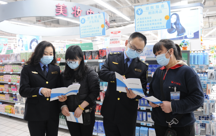圖為該局執(zhí)法人員在一家大型商超化妝品專柜向經(jīng)營者宣講。