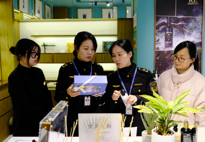 圖為該局執(zhí)法人員對城西街道商業(yè)綜合體內(nèi)一家化妝品店進行檢查。