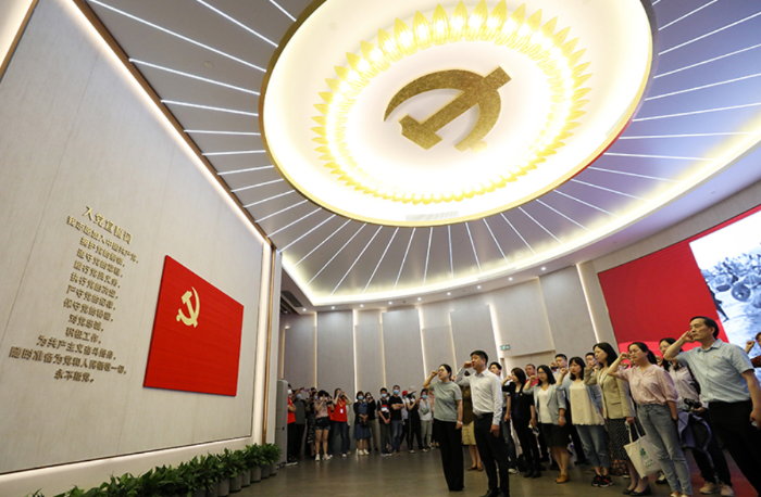 黨員在上海中共一大紀(jì)念館里重溫入黨誓詞（2021年6月3日攝）。新華社記者 劉穎 攝