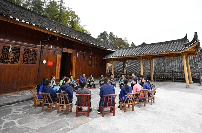 這是2022年11月15日拍攝的湖南省花垣縣十八洞村“院壩小講堂”活動(dòng)現(xiàn)場。新華社記者 陳振海 攝