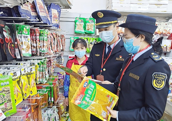 圖為4月5日該局執(zhí)法人員正在一鄉(xiāng)鎮(zhèn)校園周邊商店檢查“辣條”。