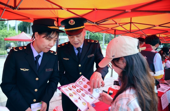 南寧市市場監(jiān)管局工作人員向消費者普及食品等安全知識。（何正君 攝）