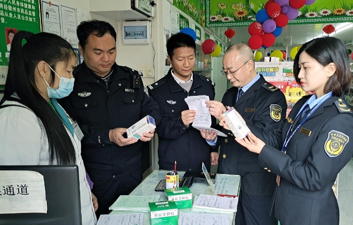 圖為4月6日該縣聯(lián)合執(zhí)法人員正在一家藥品檢查。