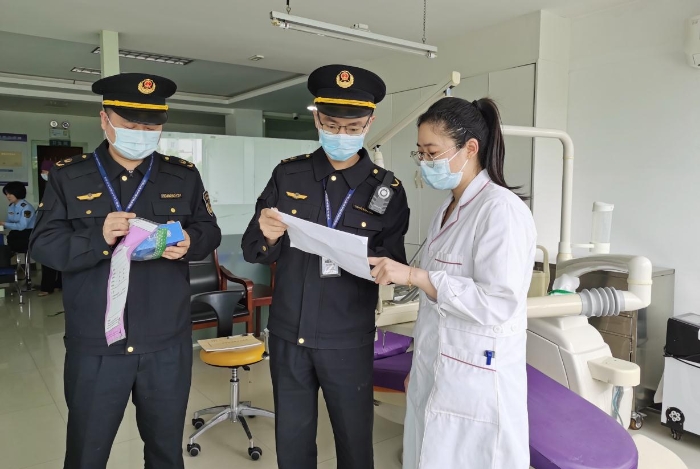 圖為執(zhí)法人員對醫(yī)療器械進(jìn)行抽樣