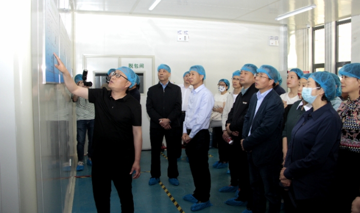 會(huì)議期間，省藥監(jiān)局組織參會(huì)人員前往化妝品生產(chǎn)經(jīng)營(yíng)企業(yè)實(shí)地觀摩學(xué)習(xí)，圖為在化妝品生產(chǎn)企業(yè)觀摩學(xué)習(xí)現(xiàn)場(chǎng)。
