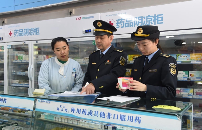 圖為執(zhí)法人員在一家藥品經(jīng)營企業(yè)檢查藥品采購和陰涼藥品儲(chǔ)存記錄情況。