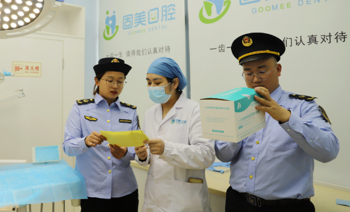 圖為5月5日，渝水區(qū)市場監(jiān)管局執(zhí)法人員在一家口腔診所檢查藥械使用情況。