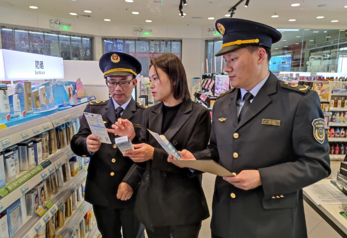 圖為該局執(zhí)法人員在一家化妝品專賣店檢查防曬霜質(zhì)量。