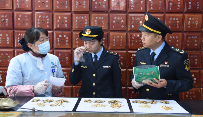 圖為該局執(zhí)法人員在一家藥店檢查中藥飲片質(zhì)量情況。