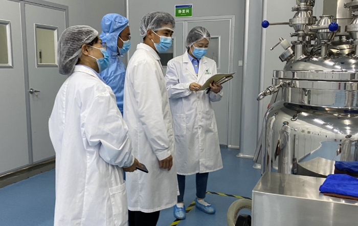 圖為5月10日，重慶市藥監(jiān)局檢查三局檢查員在一家化妝品生產(chǎn)企業(yè)開展現(xiàn)場檢查。