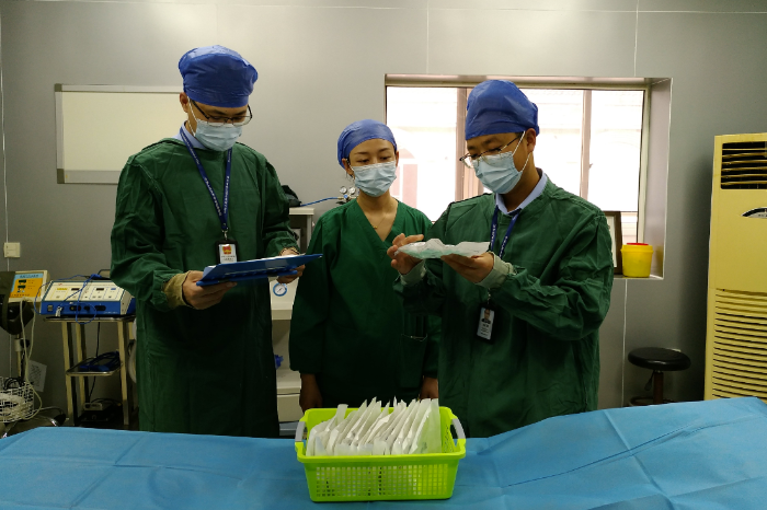 圖為該局執(zhí)法人員在一家醫(yī)療機(jī)構(gòu)檢查藥械使用情況。