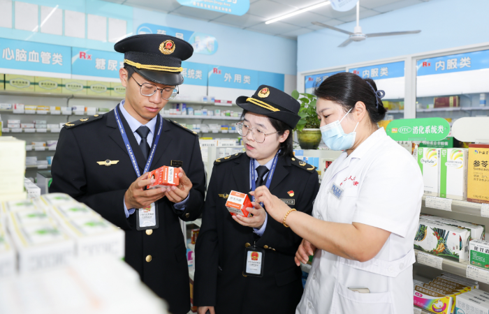 圖為該局執(zhí)法人員在一家藥店檢查藥品質(zhì)量。