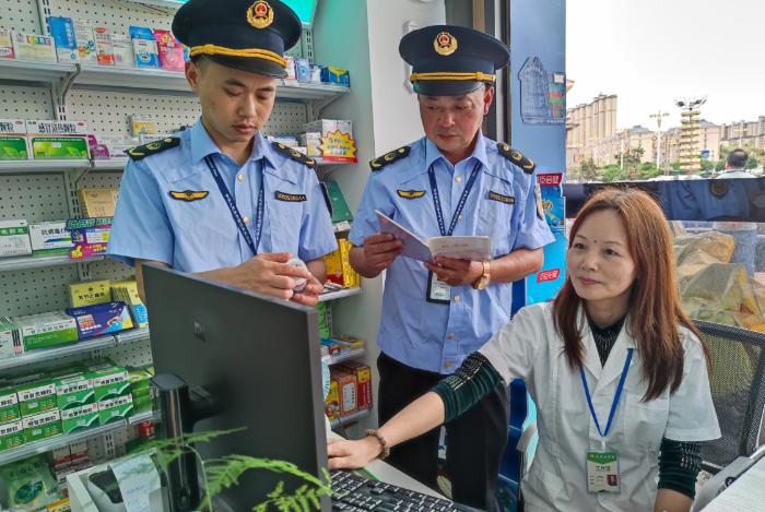 圖為5月16日，該局執(zhí)法人員在一家藥店檢查涉疫藥品質(zhì)量。