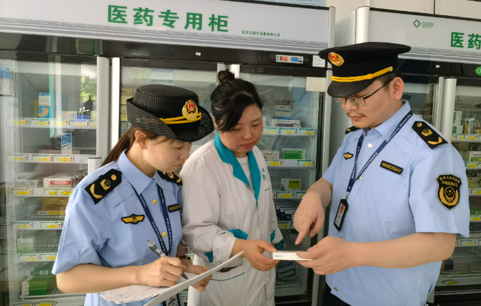 圖為該局執(zhí)法人員在一家藥店檢查含興奮劑藥品。