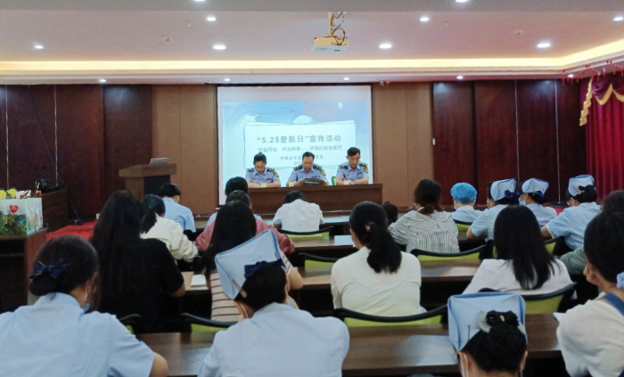 圖為該局執(zhí)法人員在一家醫(yī)療機構宣傳化妝品標簽標識相關知識現(xiàn)場。