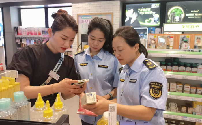 圖為該局執(zhí)法人員在一家化妝品專營(yíng)店開(kāi)展檢查并指導(dǎo)工作人員操作化妝品監(jiān)管APP。
