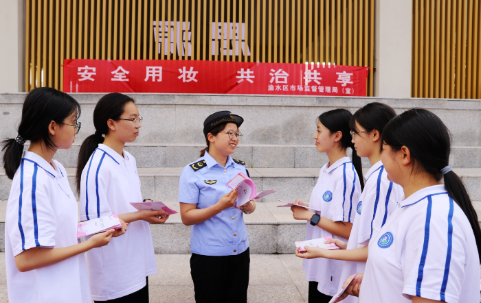 圖為5月24日，該局工作人員在渝水二中向?qū)W生們講解化妝品相關(guān)知識(shí)。