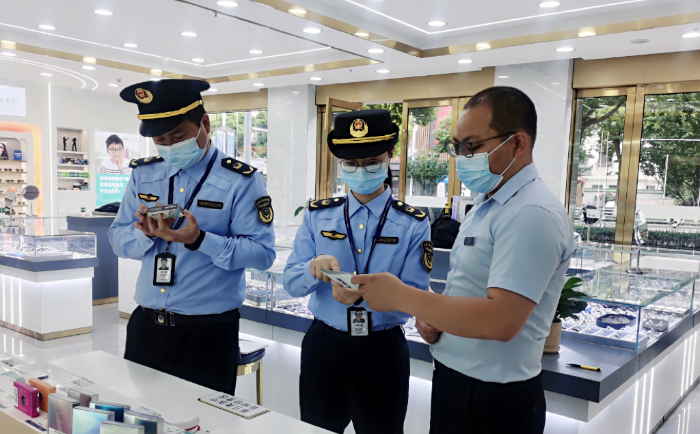 圖為該局執(zhí)法人員在一家眼鏡店對(duì)三類醫(yī)療器械進(jìn)行現(xiàn)場(chǎng)檢查。