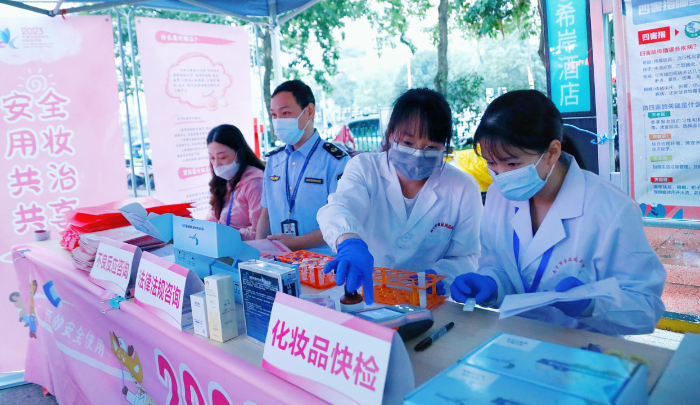 圖為南寧市食品藥品檢驗(yàn)所工作人員現(xiàn)場(chǎng)為群眾開展化妝品快檢展示。