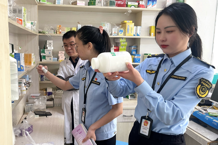 圖為5月24日，該局義和街道市場監(jiān)管所執(zhí)法人員在一家醫(yī)療機(jī)構(gòu)檢查藥品質(zhì)量和進(jìn)貨來源。