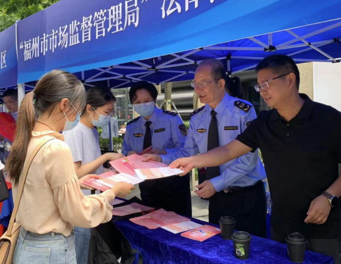 圖為主辦方在活動(dòng)現(xiàn)場(chǎng)發(fā)放“安全用妝”宣傳單。