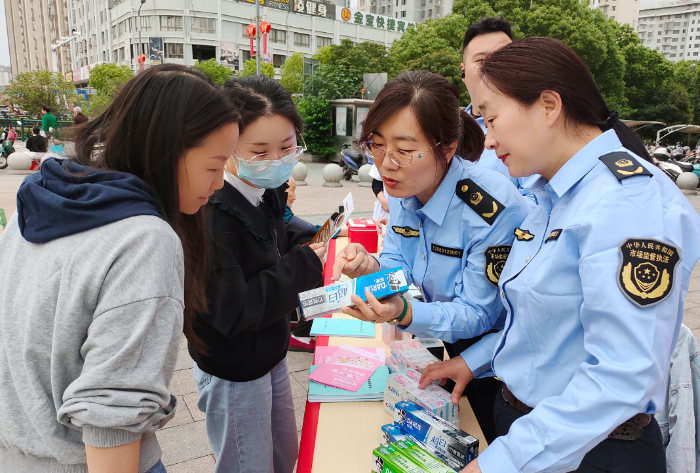 圖為該局工作人員正在向公眾講解牙膏安全使用知識(shí)。
