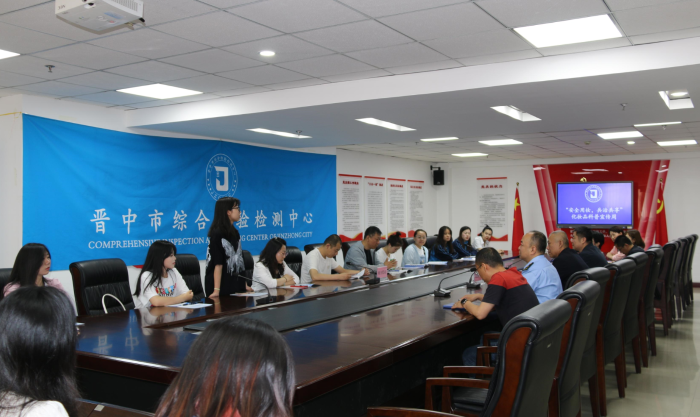 圖為該局組織化妝品安全知識(shí)問答活動(dòng)現(xiàn)場(chǎng)。