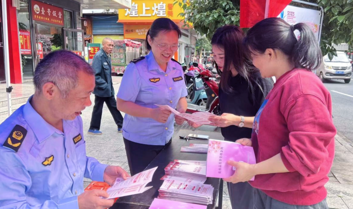 圖為該局工作人員向群眾講解化妝品安全知識(shí)。