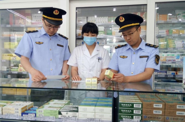 圖為該局執(zhí)法人員對(duì)轄區(qū)內(nèi)一家藥店進(jìn)行執(zhí)法檢查。