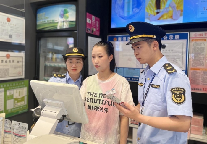 圖為該局執(zhí)法人員在一家超市的化妝品銷售柜臺進(jìn)行檢查。