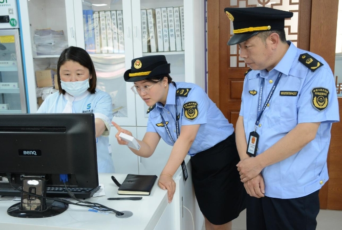 圖為6月19日?qǐng)?zhí)法人員在一家藥品零售企業(yè)門店檢查含特殊藥品復(fù)方制劑的“進(jìn)銷存”情況和購買此類藥品顧客的人員信息登記情況。