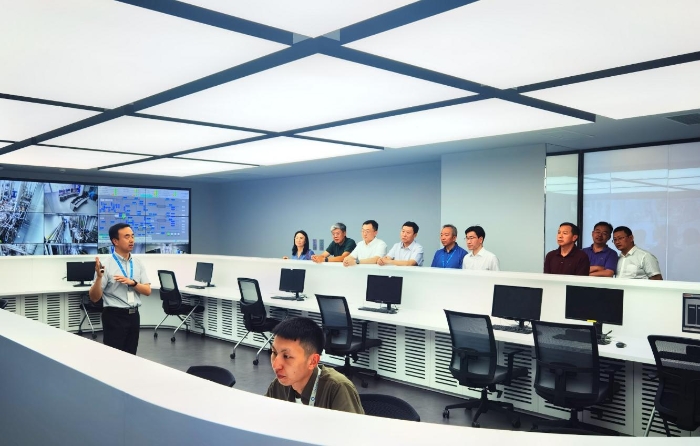 圖為各地藥品監(jiān)管部門相關(guān)人員和專家參觀調(diào)研信達生物生產(chǎn)大樓。（高銘華 攝）