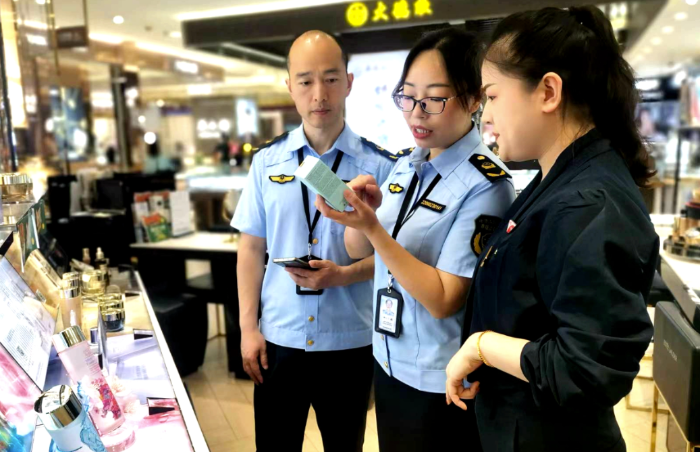 圖為該局執(zhí)法人員在一家商場(chǎng)檢查化妝品標(biāo)識(shí)情況。