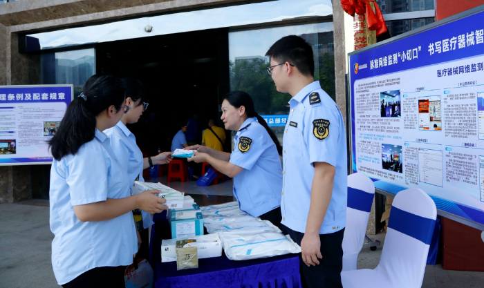 圖為該局工作人員向群眾講解如何查看醫(yī)療器械經(jīng)營資質(zhì)、購買合格產(chǎn)品以及正確使用醫(yī)療器械等知識。