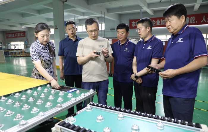 圖為調(diào)研組幫扶指導(dǎo)企業(yè)健全質(zhì)量管理體系建設(shè)。（葉陽(yáng)歡攝）