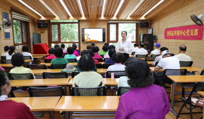 圖為工作人員為社區(qū)居民進(jìn)行科普講座。（葉陽歡攝）