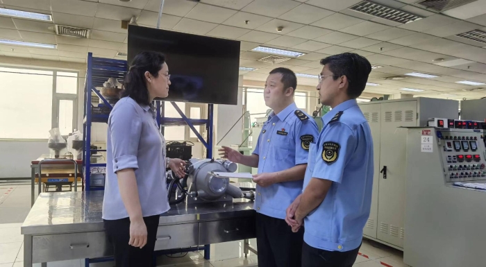 圖為7月11日，第一分局監(jiān)管人員到公司了解產(chǎn)品注冊、生產(chǎn)情況。（記者王曉冬 攝）