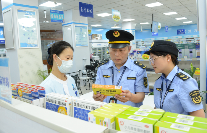 圖為該局執(zhí)法人員在一家藥品經(jīng)營企業(yè)檢查兒童用藥銷售購進(jìn)情況。