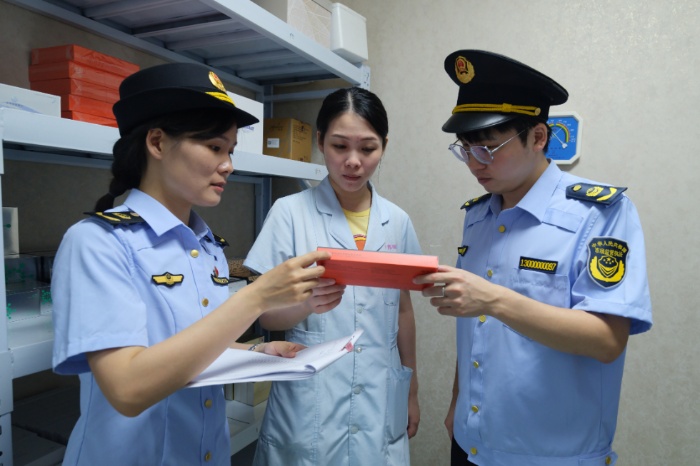 圖為該局執(zhí)法人員在醫(yī)療美容機(jī)構(gòu)檢查醫(yī)療器械產(chǎn)品，并向從業(yè)人員進(jìn)行科普相關(guān)知識(shí)。