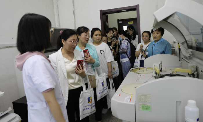 圖為群眾參觀化學性能檢驗室檢驗儀器設備。（葉陽歡攝）