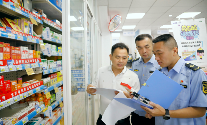 圖為7月20日，該局執(zhí)法人員在一家藥店查看含興奮劑藥品銷售情況。