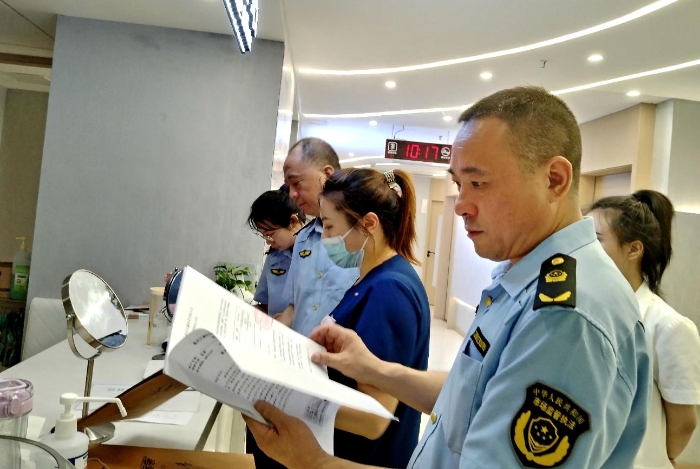 圖為7月31日，執(zhí)法人員在一家A型肉毒毒素使用單位進(jìn)行檢查。