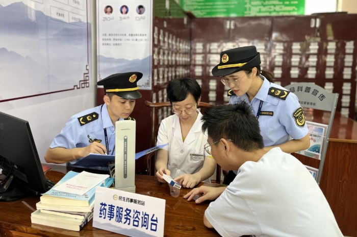 圖為該局工作人員正在當?shù)匾患疑鐓^(qū)藥事服務(wù)站和當值醫(yī)護人員指導患者購藥用藥。