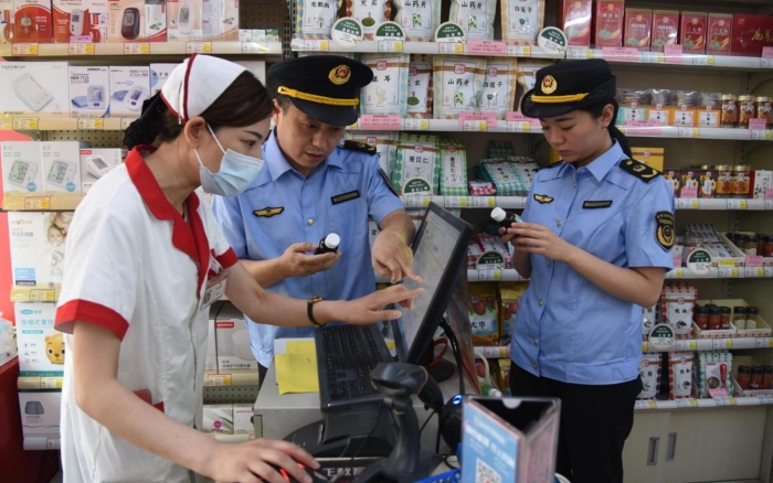 圖為執(zhí)法人員在一家藥品經(jīng)營(yíng)企業(yè)檢查藥品購(gòu)進(jìn)渠道情況。