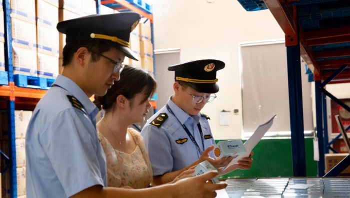 圖為8月11日該局執(zhí)法人員在醫(yī)療器械生產(chǎn)企業(yè)開展執(zhí)法檢查。