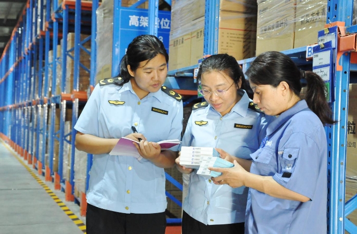 圖為執(zhí)法人員在一家中成藥生產(chǎn)企業(yè)進行現(xiàn)場檢查和監(jiān)督抽樣。