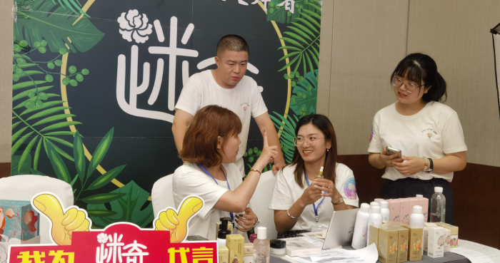 圖為直播間開通當天，來自京津冀三地殘疾人共同直播的場景。