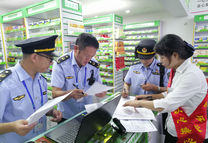 圖為現場模擬執(zhí)法實操比武環(huán)節(jié)，執(zhí)法人員現場檢查發(fā)現案源并現場制作提交檢查筆錄。